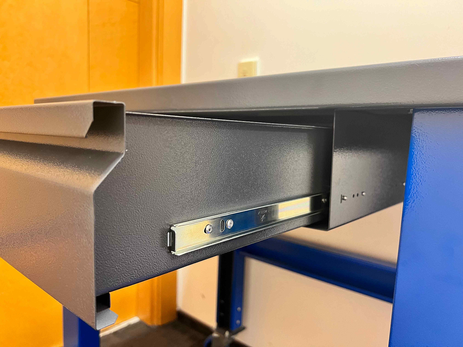 PLC 15.3 Стол металлический промышленный 1500х700 мм с тумбой